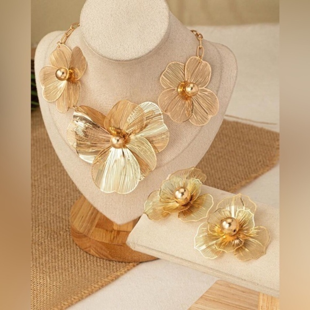 ✨ NWT Elegant Gold Floral Jewelry Set